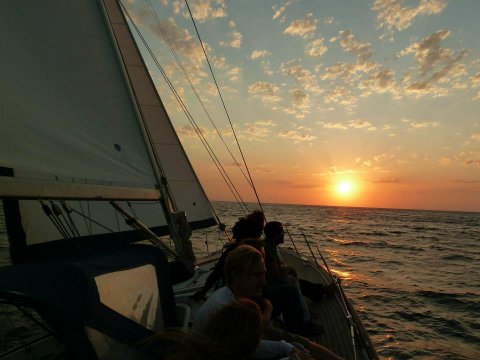 santorini-sailing-greece-sunset-cruise-barca-trip