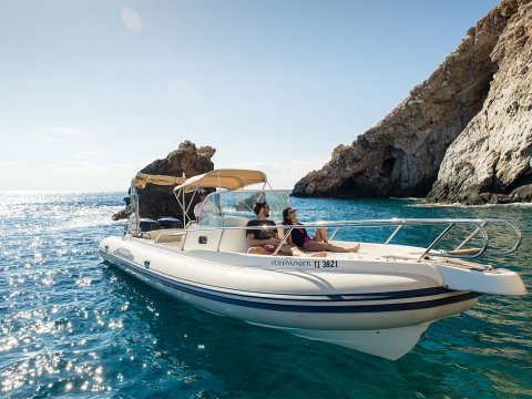 Private Boat Tour Folegandros sea Greece σκαφοσ (3)