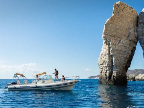 Private Boat Tour Folegandros sea Greece σκαφοσ (1)