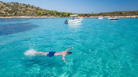 Ενοικιάστε Bάρκα στην Βουρβουρού, Χαλκιδική