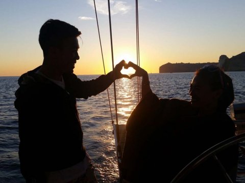 santorini-sailing-greece-sunset-cruise-barca-trip.jpg6