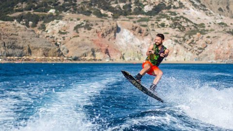 water-ski-wakeboard-milos-greece-rentals-lessons.jpg9
