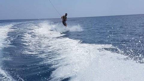 water-ski-wakeboard-milos-greece-rentals-lessons.jpg6