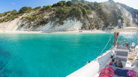 Snorkeling με Φουσκωτό στην Ιθάκη