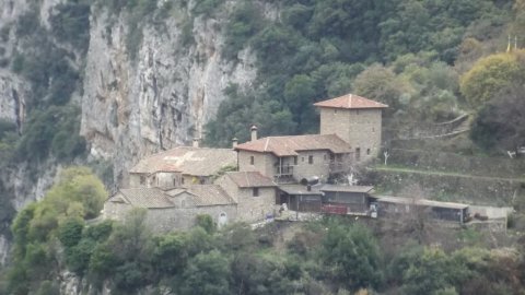 Hiking Tour in Lousios River