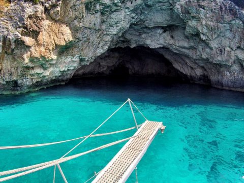 paxos-antipaxos-boat-trip-cruise-greece-blue-cave-σκάφος-παξους-αντιπαξους.jpg5