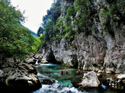 river-trekkong-voidomatis-river-greece