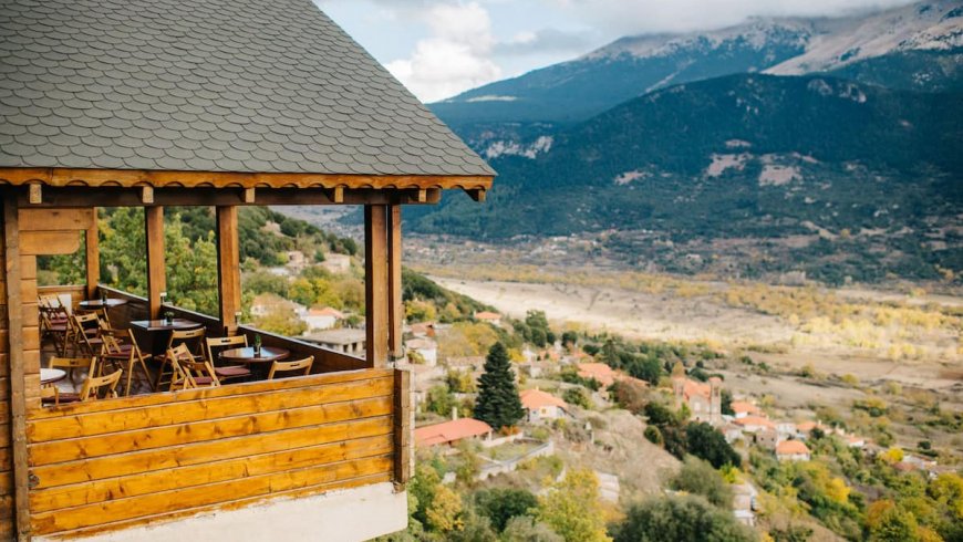 Wooden House in Feneos near Doxa Lake