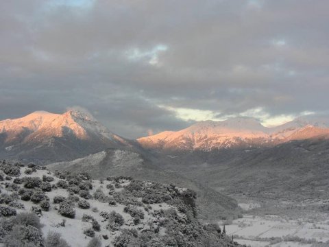 mountain-chalet-ziria-feneoa-doxa-lake-greece (5)