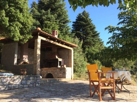 mountain-chalet-ziria-feneoa-doxa-lake-greece (4)