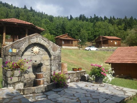 wood-houses-forest-village-karpenisi-megali-kapsi-greece (22)