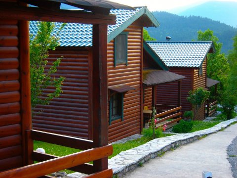 wooden-houses-karpenisi-homes-greece (11)