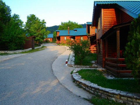 wooden-houses-karpenisi-homes-greece (10)