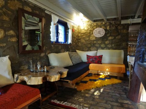 stone-cottage-house-spiti-tzoumerka-pindus-greece (7)