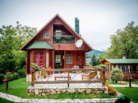 family-wooden-chalet-kedra-pougakia-ftiotidas-greece-spiti (11)