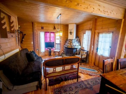 family-wooden-chalet-kedra-pougakia-ftiotidas-greece-spiti (10)