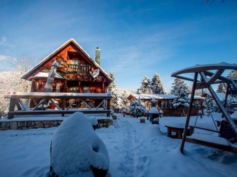 family-wooden-chalet-kedra-pougakia-ftiotidas-greece-spiti (6)