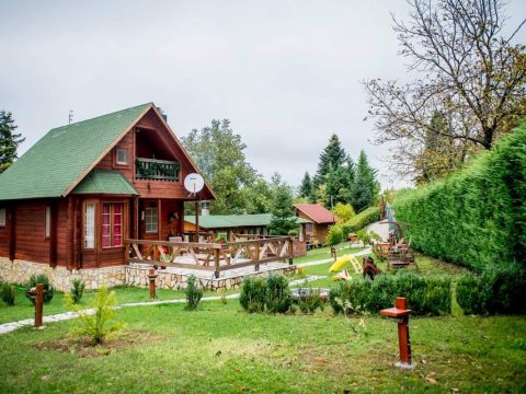 family-wooden-chalet-kedra-pougakia-ftiotidas-greece-spiti (3)