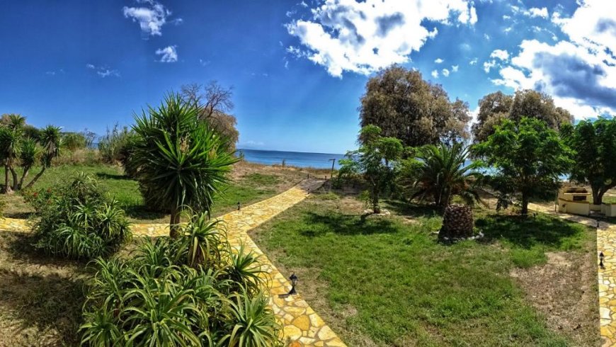 House by the Sea in Koroni