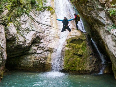 πανταβρεχει-ευρυτανια-canyoning-viaferrata-greece-roska-μαυρη-σπηλια (4)