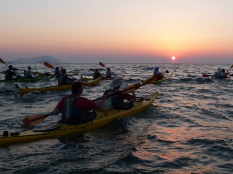 sea-kayaking-sunset-trip-milos-island-greece (3)