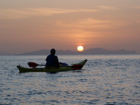 sea-kayaking-sunset-trip-milos-island-greece (2)