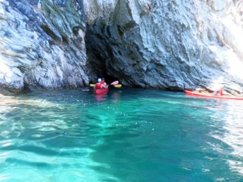 sea-kayak-tour-lefkada-blue-cave-greece (1)