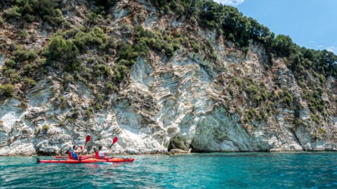 Sea Kayak Tour Lefkada:Mikros Gialos–Agios Ioannis/Meganisi