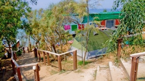 Screenshot-2018-2-5 Fournia Beach, Κάμπινγκ, Κυλλήνη, διαμονή, δωμάτια, τροχόσπιτα, Κάστρο Κυλλήνης(4)