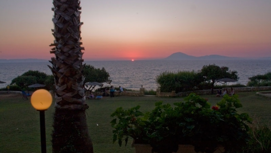 Screenshot-2018-2-5 Fournia Beach, Κάμπινγκ, Κυλλήνη, διαμονή, δωμάτια, τροχόσπιτα, Κάστρο Κυλλήνης(1)